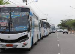 Con medida de protesta indefinida en Guayaquil, transportistas piden revisión de tarifa del pasaje