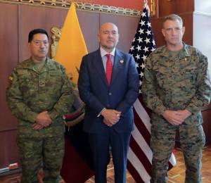 De izquierda a derecha, el jefe del Comando Conjunto de las Fuerzas Armadas ecuatorianas, Henry Delgado; el ministro de Defensa de Ecuador, Gian Carlo Loffredo; y el comandante del Comando Sur de Estados Unidos, Francis Donovan.