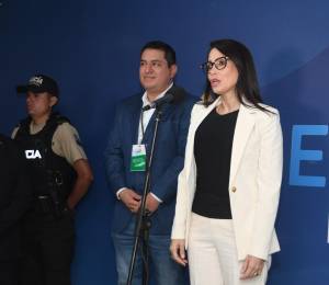 Fotografía que muestra a al binomio del correísmo, Luisa González y Andrés Arauz, durante el debate presidencial del 2023.