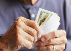 SRI endurece controles tras estafas con devoluciones de IVA a adultos mayores y discapacitados.