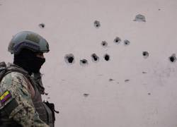 Fotografía referencial de un soldado ecuatoriano observando impactos de balas en una pared de concreto, tomada en abril del 2025 en Guayaquil.