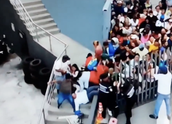 Multitud burló la seguridad de un supermercado en Guayaquil.