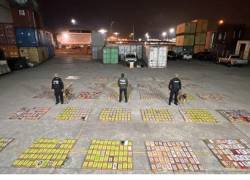 En uno de los puertos marítimos de Guayaquil, la Policía decomisó el sábado cerca de una tonelada y media de cocaína.