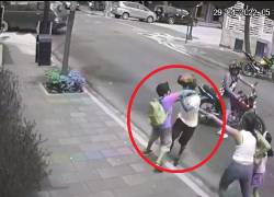VIDEO: Niño enfrenta a delincuente y forcejea para evitar que le roben a la mamá en Guayaquil