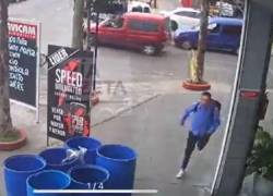Captura de video en el que aparece el hombre afectado corriendo, segundos antes de que lo alcanzaran sus agresores.
