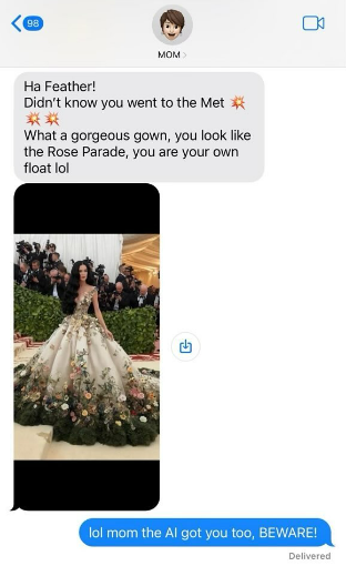 $!La cantante Katy Perry mostró la conversación que tuvo con su mamá sobre la foto creada por IA.