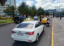 El tráfico de la zona céntrica de Quito se vio afectado hoy, 14 de mayo, por un corte sorpresivo de energía eléctrica; hubo caos vehicular y la circulación en todo el hipercentro se tornó complicada.