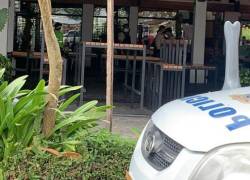 El hombre fue asaltado mientras tomaba un café.