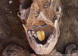 Fotografía de la lengua dorada que se halló dentro de una de las momias descubiertas al norte de Egipto