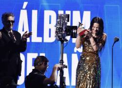 La reacción de Rosalia al aceptar el Grammy Latino a Mejor álbum del año.