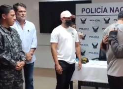 El ciudadano rescatado se reunió con sus familiares tras una rueda de prensa en la que directivos de la Policía Nacional y el gobernador del Guayas, Francesco Tabacchi, dieron declaraciones sobre el caso.
