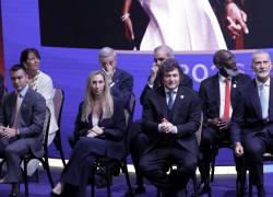 Desde la izquierda, Daniel Noboa, Karina Milei, Javier Milei y el rey Felipe VI, durante la investidura de Abelardo de la Espriella como presidente de Colombia, en Cali. (EFE)