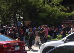 Ciudadanos se reúnen en un punto luego de evacuar varios edificios tras el terremoto en Panamá.
