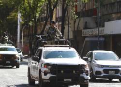 Integrantes de la Guardia Nacional patrullan este lunes, en Guadalajara (México).