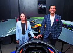 Juan José, junto a su esposa Lizeth Veloz.