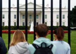 Turistas afuera de la Casa Blanca en Washington, DC, EE.UU., 27 de mayo de 2025.