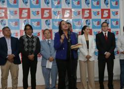 Fotografía que muestra una rueda de prensa del movimiento correísta, encabezado por la presidenta de la organización, Gabriela Rivadeneira.