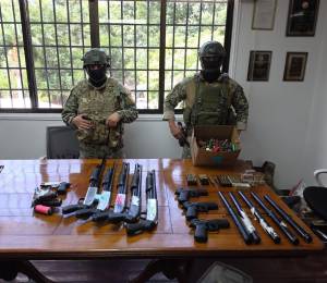 Fotografía que muestra parte del arsenal retenido.