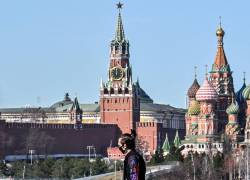 A pedestrian walks on a bridge near the Kremlin in central Moscow on March 22, 2022. (Photo by AFP)