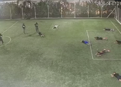 Los atacantes irrumpieron en la cancha mientras se disputaba un partido de fútbol.