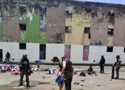 Policías controlando la zona del patio de la cárcel de Santo Domingo el pasado lunes cuando se registro la masacre.