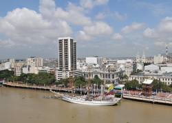 El Buque Escuela Guayas, de la Armada del Ecuador, frente al Malecón 2000 de Guayaquil