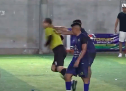 El exárbitro de fútbol fue sorprendido por la espalda en un torneo amateur.