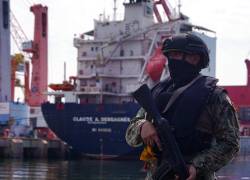 Fotografía que muestra a un militar en el puerto de Guayaquil, tomada en febrero de este año.