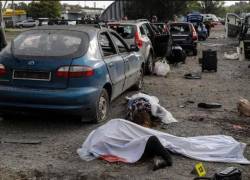 Bombardeo mortal contra convoy de vehículos civiles en Ucrania; UE condena atroz ataque de Rusia