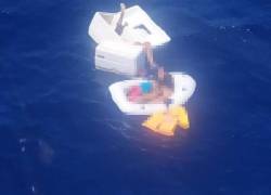 Rescatan niños en altamar, mientras se aferraban al cuerpo de su madre.