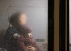 Sin una palabra me empujaron sobre la cama, me colocaron una ametralladora encima y me desvistieron, relató la joven.