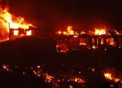 Varias de las viviendas de zonas residenciales en Viña del Mar que fueron alcanzadas por un incendio forestal.