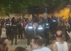 Un contingente policial llegó a la zona en la que ocurrió el ataque armado. Tras ello, morados se acercaron también y observaron el acordonamiento del área, en la que había tres cadáveres.