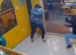 VIDEO: Policía se enfrenta con delincuentes armados e impide asalto en local de comida en Guayaquil