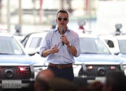 El presidente Daniel Noboa interviene en una actividad de etrega de vehículos.
