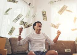 Hombre feliz por ganar miles de dólares. (Foto: Freepik.)