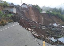 Hundimiento alarma a los habitantes de Chimbo: carretera y casas destruidas