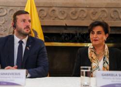 El comisario de Medio Ambiente, Océanos y Pesca de la Unión Europea (UE), Virginijus Sinkevicius, y la ministra de Relaciones Exteriores, Gabriela Sommerfeld, participan de la firma de un crédito de 125 millones de dólares con el Banco Europeo de Inversiones (BEI), este viernes en la sede de la cancillería en Quito.