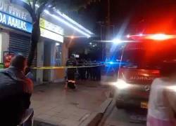 Imagen que muestra una ambulancia cerca del departamento del periodista.