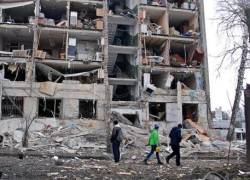 Una vista muestra un edificio residencial dañado por los recientes bombardeos durante el conflicto entre Ucrania y Rusia en Kharkiv, Ucrania.