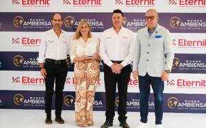 De izquierda a derecha: Jaime Rocha; CEO de Elementia Materiales, Rhonda Cevallos; vicepresidenta ejecutiva de Ambiensa, Jhon Jairo Tabares; gerente general de Eternit y Vito Muñoz; embajador de marca Ambiensa