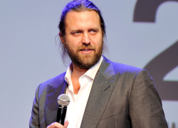Carl Erik Rinsch, cineasta de 47 Ronin, enfrenta cargos por fraude tras presuntamente desviar 11 millones de dólares de Netflix.