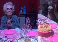Abuelita celebró sus 89 años junto a sus 10 perros