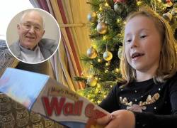 Vecino prepara 14 años de regalos para alegrar la Navidad de una pequeña antes de su partida