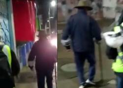 Padre de 80 años acompaña de madrugada a su hija hasta la parada del bus