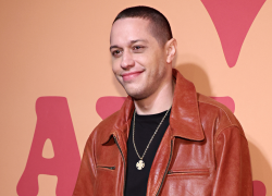Pete Davidson invierte USD 200 mil para eliminar sus tatuajes y transformar su imagen.