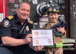 Niño de 3 años envió su currículum a los bomberos y fue reclutado