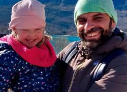 Hombre soltero adoptó a una pequeña con síndorme de Down, tras ser rechazada por 20 familias
