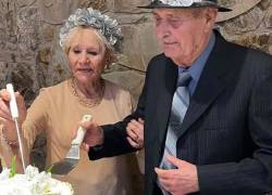 Tienen 90 y 83 años, se conocieron por Tinder y el amor los llevó al altar
