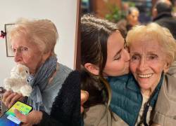 Abuela de 96 años nunca tuvo juguetes y su nieta decidió regalarle peluches: los besa y llora